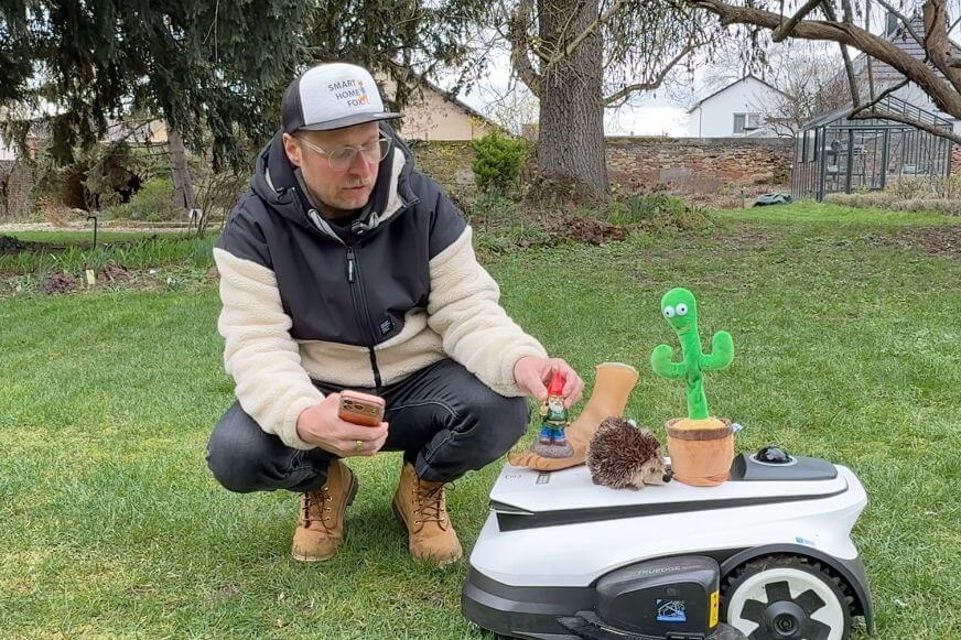 ECOVACS GOAT A1600 LiDAR PRO steht im Test vor unterschiedlichen Hindernissen wie Kaktus, Igel, Gartenzwerg und Fuß